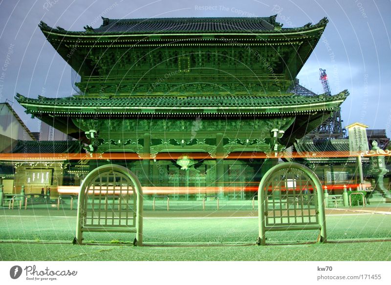 Tempel in Kyoto Farbfoto Außenaufnahme Menschenleer Abend Zentralperspektive Japan Asien Wahrzeichen alt historisch grün Stadt