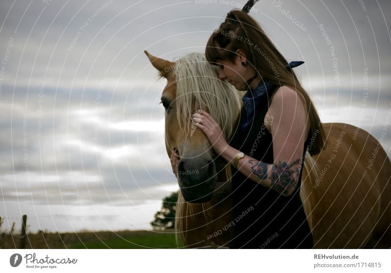 flauschige | Mähne Freizeit & Hobby Reiten Mensch feminin Junge Frau Jugendliche 1 18-30 Jahre Erwachsene Umwelt Natur Landschaft Wiese Feld Kleid Tattoo