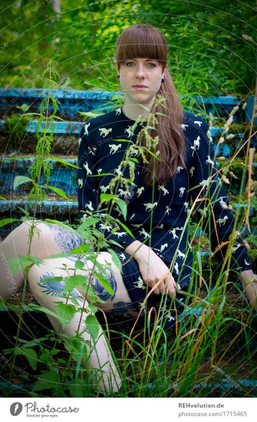 Carina | Pooltreppe Mensch feminin Junge Frau Jugendliche 1 18-30 Jahre Erwachsene Umwelt Natur Landschaft Pflanze Gras Moos Grünpflanze Kleid Tattoo Piercing