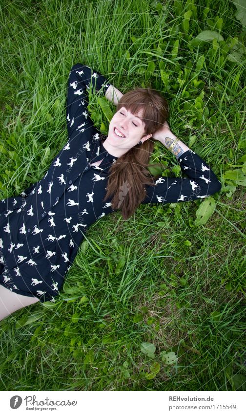 Carina | im Gras Mensch feminin Junge Frau Jugendliche 1 18-30 Jahre Erwachsene Umwelt Natur Wiese Kleid Tattoo Piercing Erholung genießen Lächeln lachen liegen
