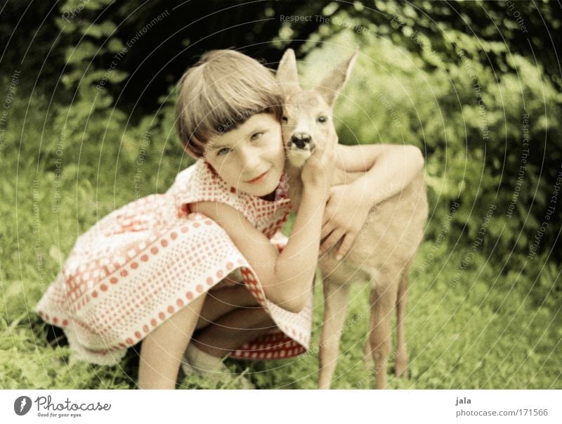 meine mama Farbfoto Außenaufnahme Tag Porträt Tierporträt Blick in die Kamera Mensch Kind Mädchen Kindheit 1 3-8 Jahre 8-13 Jahre Natur Sommer Grünpflanze Wiese