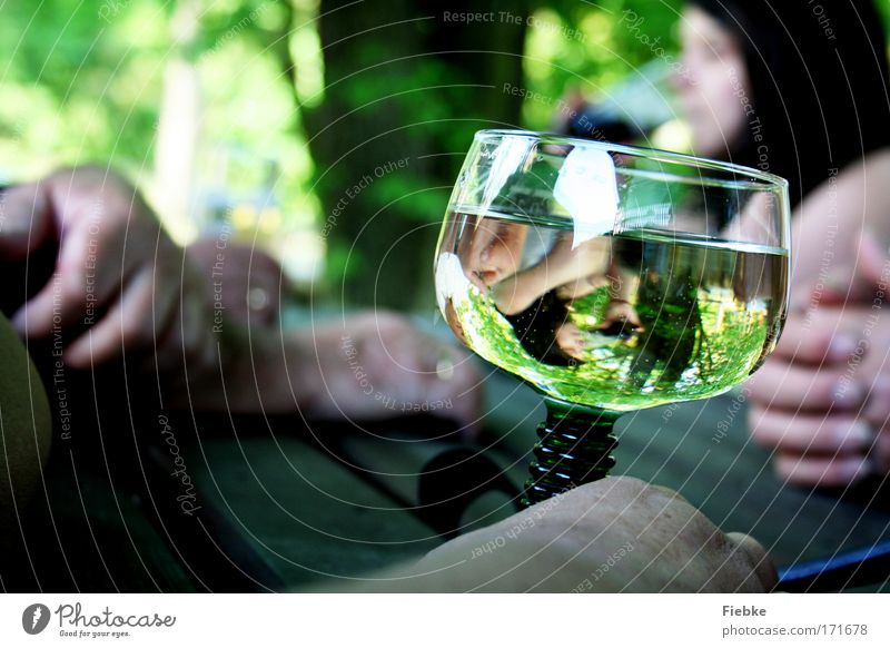 Ein Sommertag Farbfoto Außenaufnahme Detailaufnahme Tag Reflexion & Spiegelung Unschärfe Getränk trinken Erfrischungsgetränk Alkohol Wein Glas Ausflug