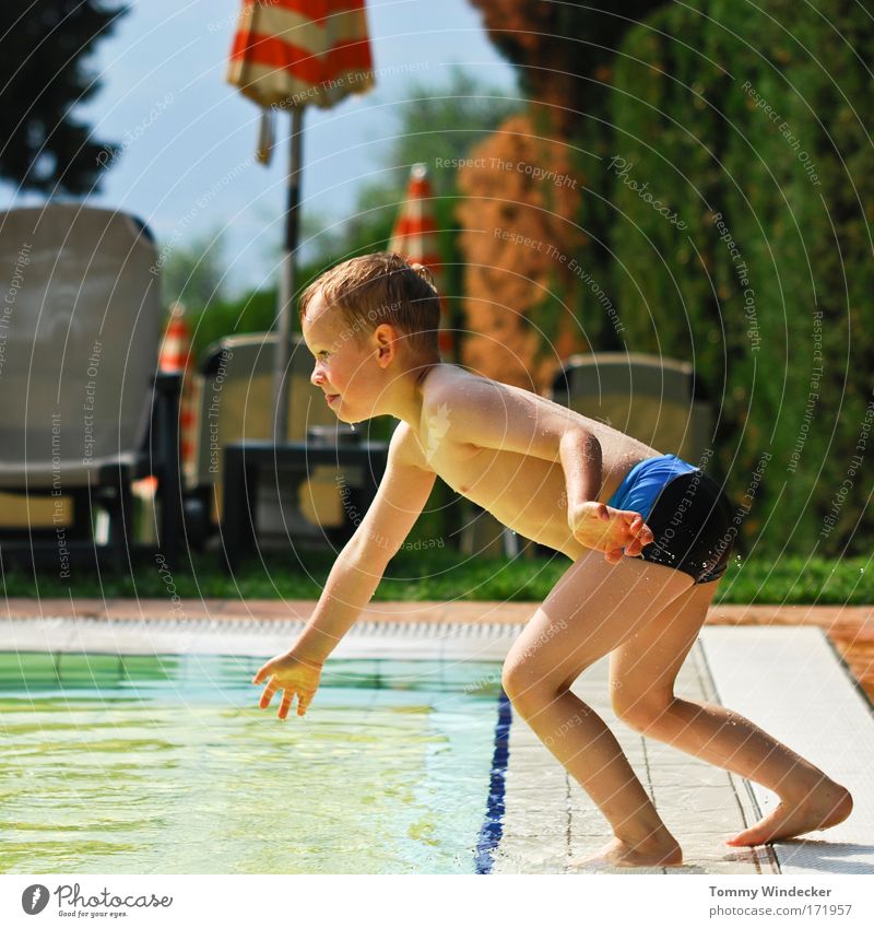 Springer Sonnenlicht Ganzkörperaufnahme Freude Freizeit & Hobby Spielen Ferien & Urlaub & Reisen Sommer Sommerurlaub Wassersport Schwimmbad Kindererziehung