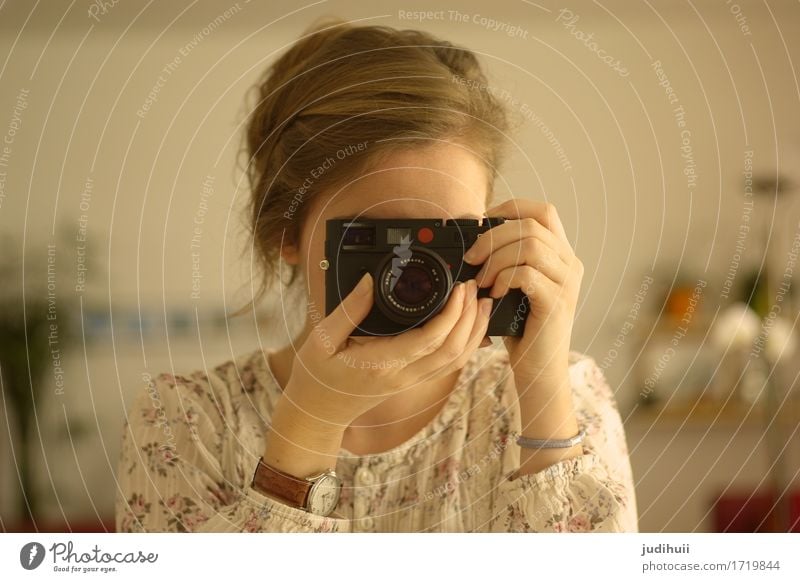 Retro Love Freizeit & Hobby Fotografieren feminin Junge Frau Jugendliche Kopf 1 Mensch 18-30 Jahre Erwachsene Künstler Armbanduhr brünett Fotokamera beobachten