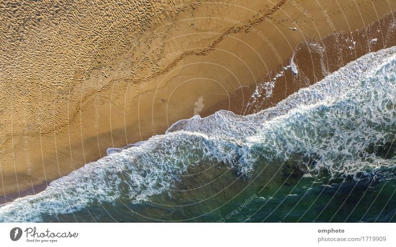 Luftaufnahme von Meereswellen, die an einem einsamen Strand an einem Spätsommernachmittag brechen Sommer Wellen Natur Landschaft Sand Wetter Unwetter Küste