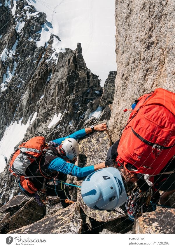 Bergsteiger hilft einem anderen Bergsteiger, die Spitze eines Berges zu erreichen Lifestyle schön Ferien & Urlaub & Reisen Abenteuer Expedition Winter Schnee