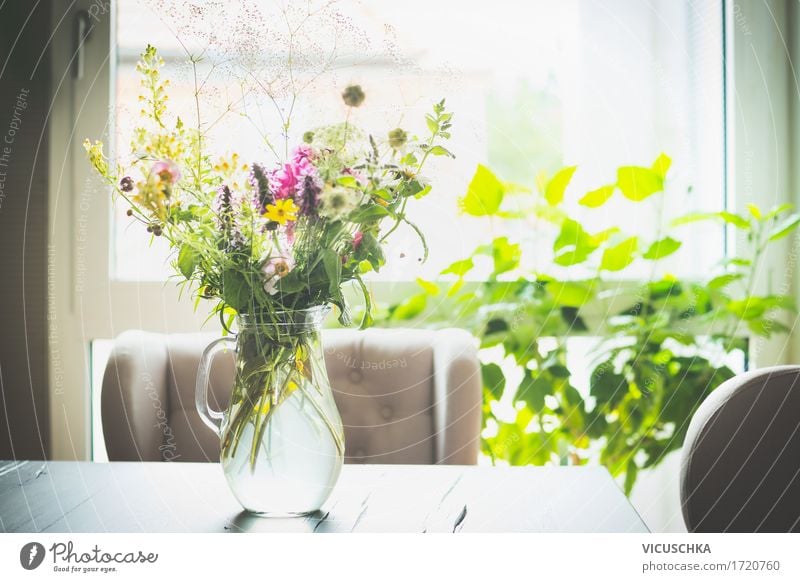 Blumenstrauß in einer Glasvase auf dem Tisch vor einem Fenster Lifestyle Stil Sommer Häusliches Leben Wohnung Haus Traumhaus Innenarchitektur