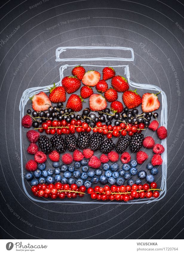 Verschiedene Beeren in gemaltem Marmeladenglas Lebensmittel Frucht Ernährung Frühstück Bioprodukte Vegetarische Ernährung Diät Glas Stil Design