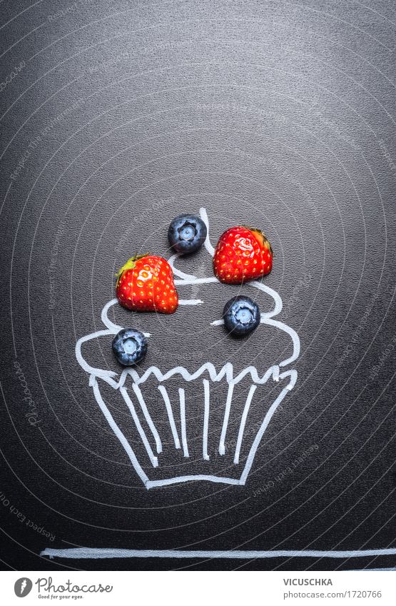 Frische Beeren auf gemaltem Kuchen auf Tafel Hintergrund Lebensmittel Frucht Dessert Süßwaren Ernährung Stil Design Sommer Party Zeichen Liebe Cupcake Muffin