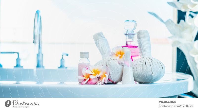 Badezimmer mit Wellness Zubehör und Frangipani Blumen Lifestyle Reichtum Design Creme Gesundheit Wohlgefühl Sinnesorgane Erholung Duft Spa Massage