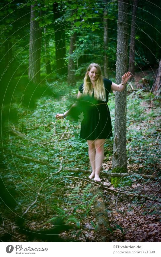 Jacki | im Wald Freizeit & Hobby Ausflug Abenteuer Mensch feminin Junge Frau Jugendliche 1 18-30 Jahre Erwachsene Umwelt Natur Landschaft Pflanze Baum Blatt