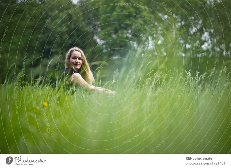 Jacki im Gras Freizeit & Hobby Ausflug feminin Junge Frau Jugendliche 1 Mensch 18-30 Jahre Erwachsene Umwelt Natur Landschaft Wiese Wald blond langhaarig