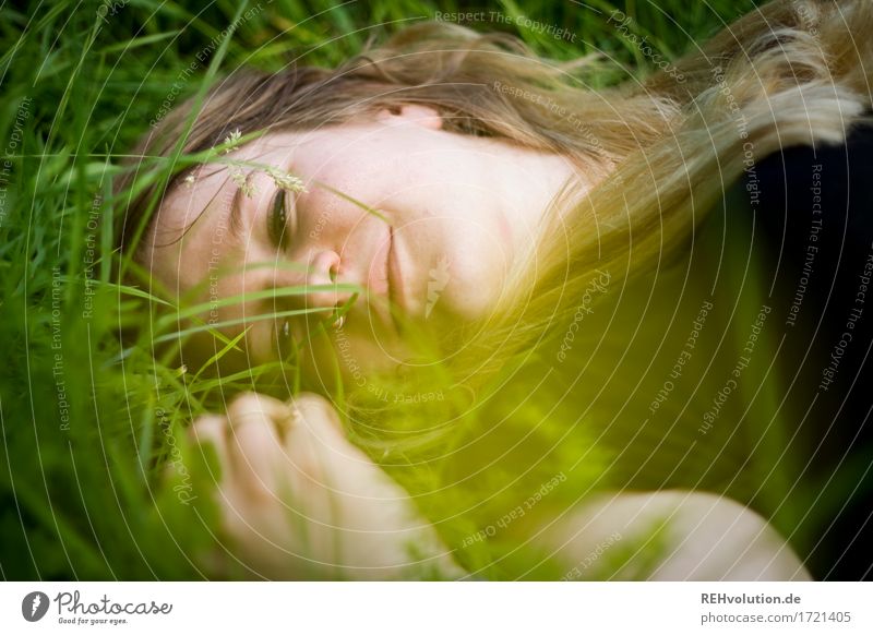 Jacki | im Gras Mensch feminin Junge Frau Jugendliche Gesicht 1 18-30 Jahre Erwachsene Umwelt Natur Pflanze Wiese blond langhaarig Erholung Lächeln liegen