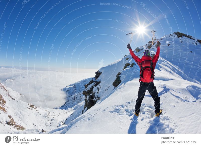 Mountaineer erreicht die Spitze eines schneebedeckten Berges Abenteuer Expedition Sonne Winter Schnee Berge u. Gebirge Sport Klettern Bergsteigen Erfolg Mann