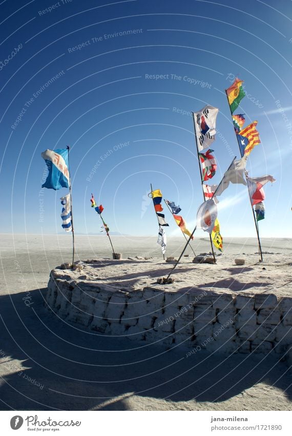Gedankenreise Natur Landschaft Erde Himmel Wolkenloser Himmel Horizont Klima Schönes Wetter Wüste Salzwüste Salar de Uyuni Stein Fahne außergewöhnlich frei