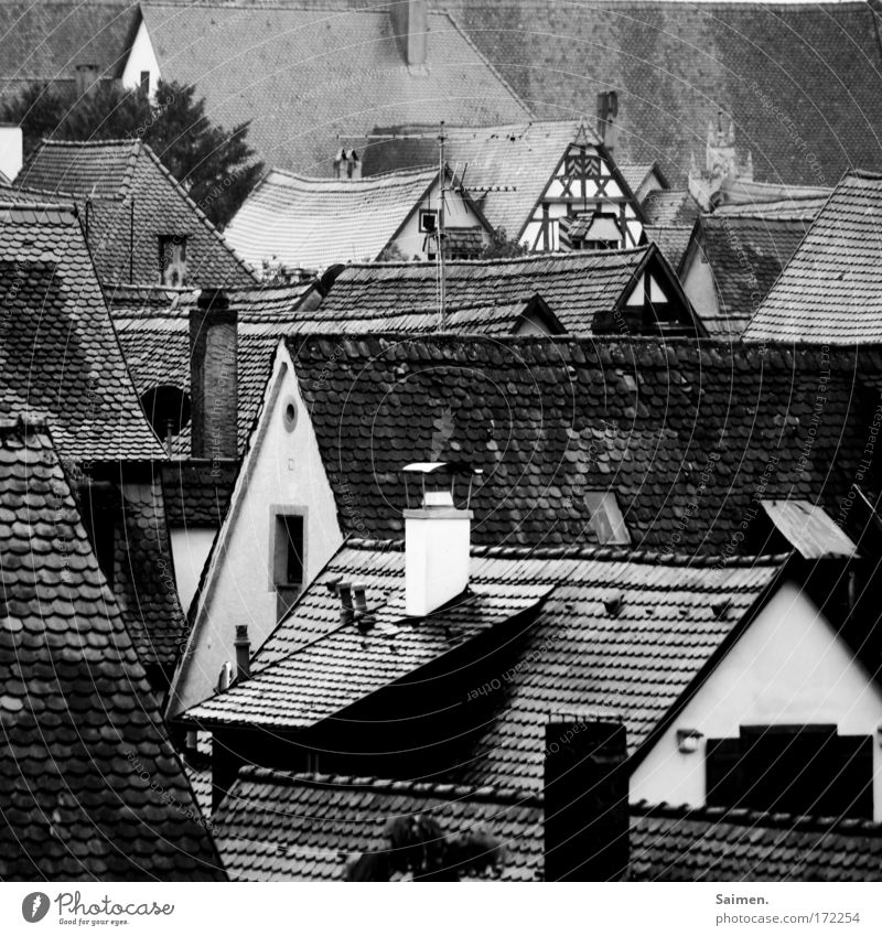 Lauda Däscha Schwarzweißfoto Außenaufnahme Detailaufnahme Strukturen & Formen Stadt Altstadt Haus Gebäude Dach trist Regen nass Dachziegel kalt Tag Schornstein