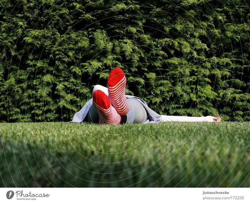 Feierabend Pause ruhig Frieden liegen ruhen friedlich ausruhen durchdrehen Gras Wiese Strümpfe Ringelsocken rot Erholung chillout zone schlafen Müdigkeit
