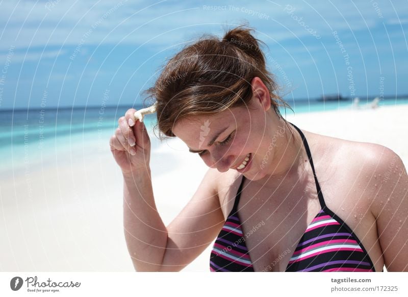 JOKING joking herumalbern Farbfoto Textfreiraum links Frau Malediven Angaga Strand Indien Meer Sand Sommer Sonne kratzen am Kopf kratzen Denken lachen Lächeln