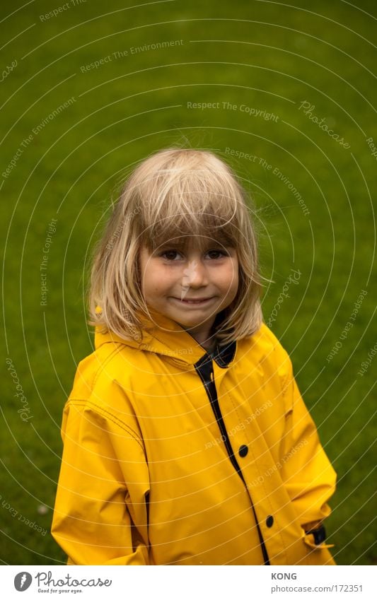 gelb grün grins Farbfoto Außenaufnahme Textfreiraum oben Schwache Tiefenschärfe Oberkörper Blick Blick in die Kamera Kind Kleinkind Junge 1 Mensch Gras