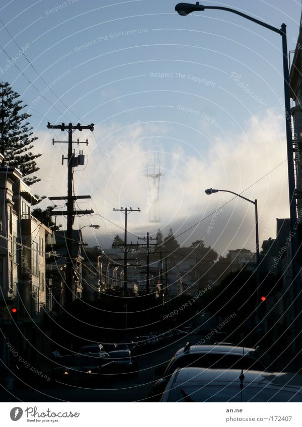 Wenn der Nebel kommt Himmel Wolken Wetter Hügel San Francisco USA Stadt Menschenleer Haus Verkehr Autofahren Straße Ampel PKW dunkel blau rot Laternenpfahl