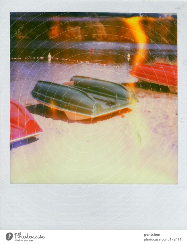Umgedrehte Tretboote am See Farbfoto mehrfarbig Außenaufnahme Polaroid Textfreiraum unten Tag Licht Kontrast Lichterscheinung Sonnenlicht Zentralperspektive