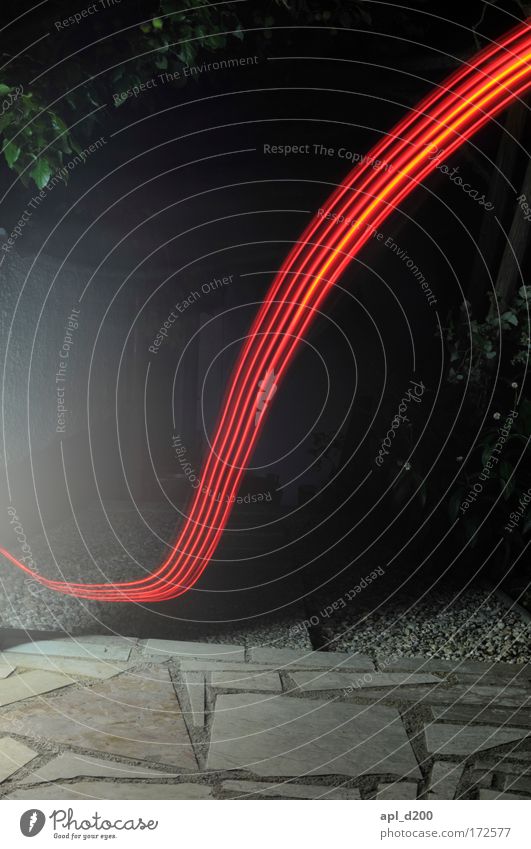 Wellenreiter Farbfoto Außenaufnahme Experiment Nacht Kunstlicht Licht Lichterscheinung Fahrradlicht Technik & Technologie Fortschritt Zukunft High-Tech Haus