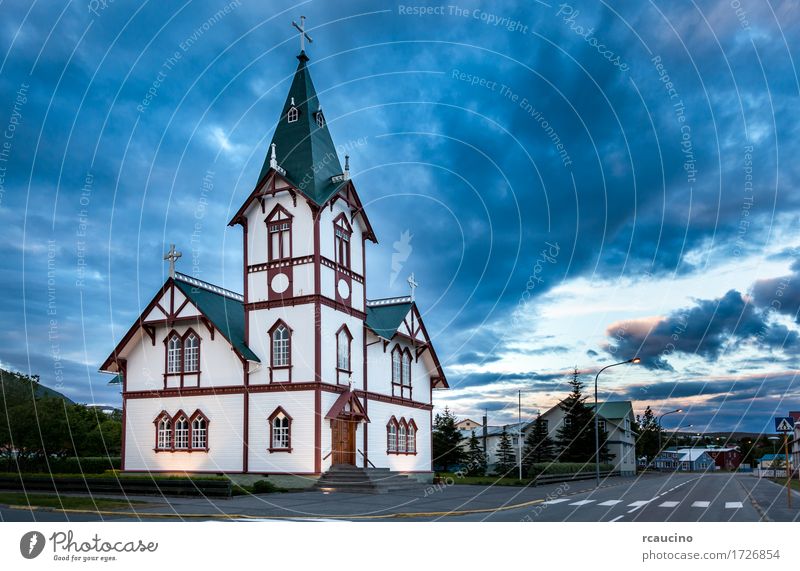 Isländische Kirche in der kleinen Stadt von Husavik Ferien & Urlaub & Reisen Sommer Landschaft Dorf Gebäude Architektur weiß Religion & Glaube Europa Island