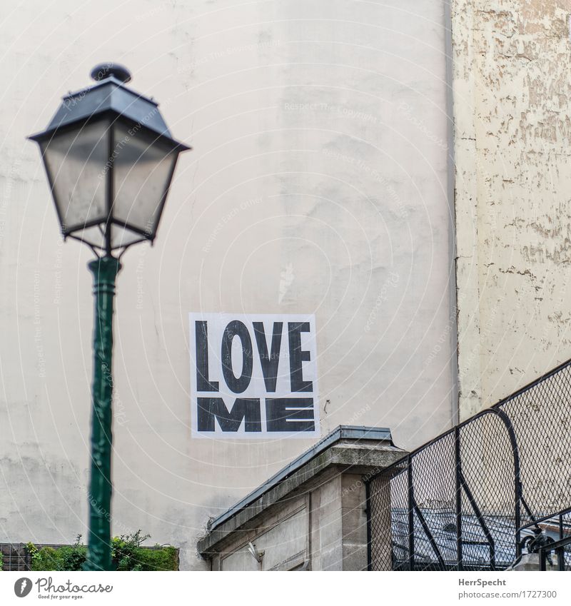 Aufforderung Paris Stadtzentrum Altstadt Bauwerk Gebäude Mauer Wand Schriftzeichen Liebe Kitsch Gefühle Straßenkunst Plakat plakatiert Straßenbeleuchtung Wunsch