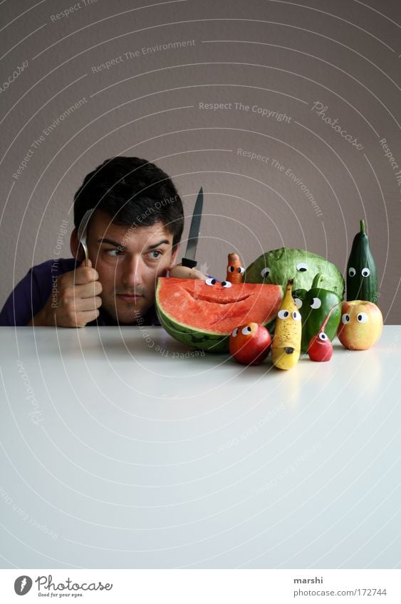 Rudi R. & Familie vs. Gabriel Gabel Farbfoto Lebensmittel Gemüse Frucht Ernährung Essen Messer Häusliches Leben Mensch 1 beobachten entdecken außergewöhnlich