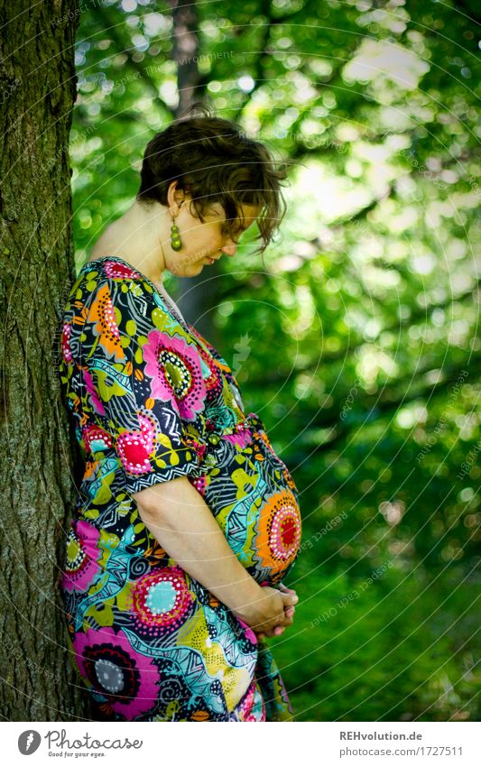 Im Bauch ist was los 2 Mensch feminin Frau Erwachsene Mutter 1 30-45 Jahre Umwelt Natur Baum Wald Kleid brünett kurzhaarig beobachten stehen ästhetisch