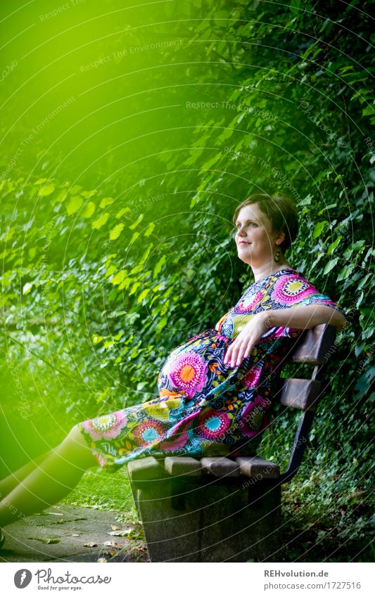 bald ... Mensch feminin Frau Erwachsene Bauch 1 30-45 Jahre Umwelt Natur Pflanze Sträucher Park Wiese Kleid brünett kurzhaarig Bank Erholung Lächeln sitzen