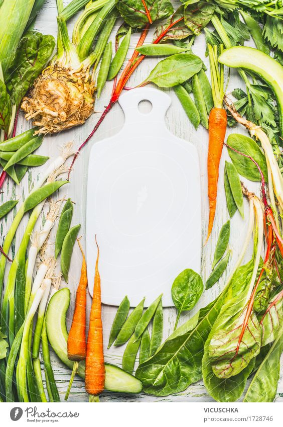 Leeres Schneidebrett und verschiedenes grünes Bio- Gemüse Lebensmittel Salat Salatbeilage Kräuter & Gewürze Ernährung Bioprodukte Vegetarische Ernährung Diät