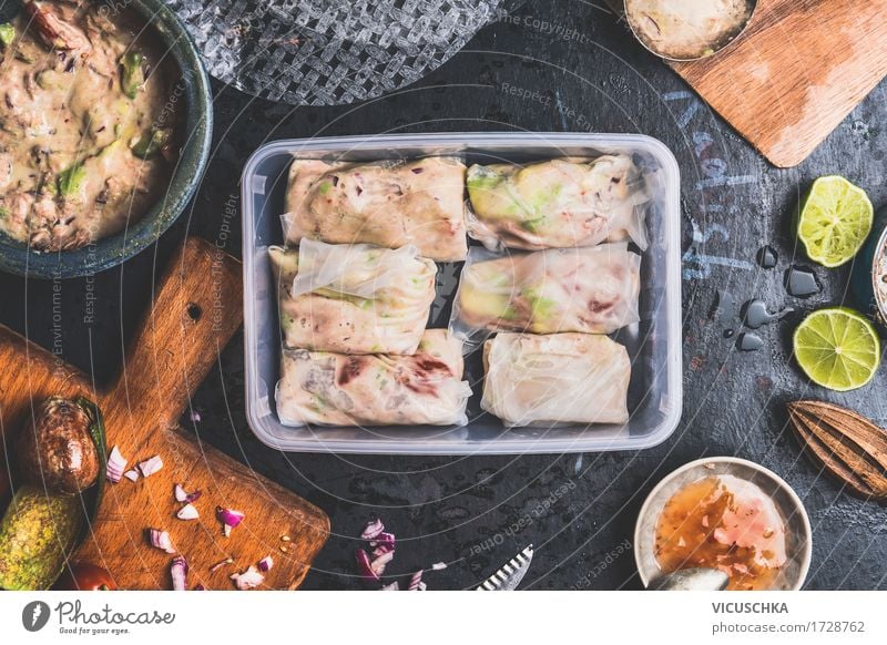 Gesunde Lunchbox mit Sommerrollen mit Thunfisch Lebensmittel Fisch Gemüse Salat Salatbeilage Ernährung Mittagessen Festessen Picknick Bioprodukte