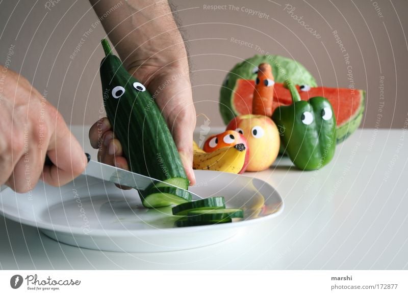 Schluß mit lustig! Farbfoto Lebensmittel Gemüse Frucht Ernährung Essen Bioprodukte Vegetarische Ernährung Diät Messer Häusliches Leben beobachten Gesundheit