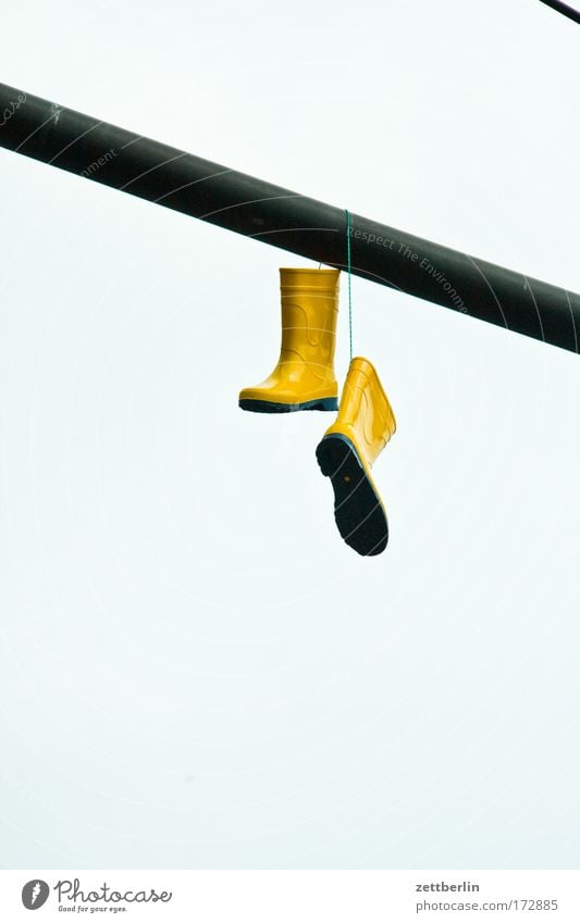 Gummistiefel Stiefel Schuhe Arbeitsschuhe Arbeitsbekleidung Bekleidung Kleiderständer Mode schuhmode hängen Erholung aufhängen Strommast Fahnenmast Telefonmast