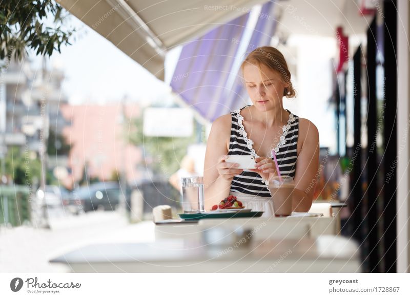 Junge Frau mit ihrem Smartphone sitzt in Outdoor-Café Mittagessen Abendessen Sommer Telefon PDA Mensch Mädchen Jugendliche 1 18-30 Jahre Erwachsene blond