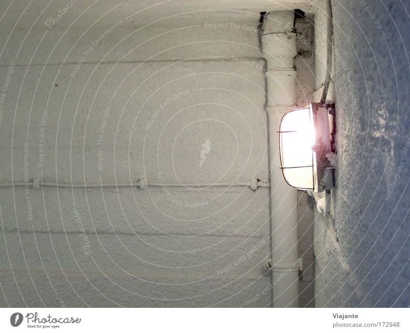 [KI09.1] Luftschutzbunker Farbfoto Innenaufnahme Detailaufnahme Textfreiraum links Kunstlicht Licht Zentralperspektive Haus Lampe Keller Beton leuchten kalt