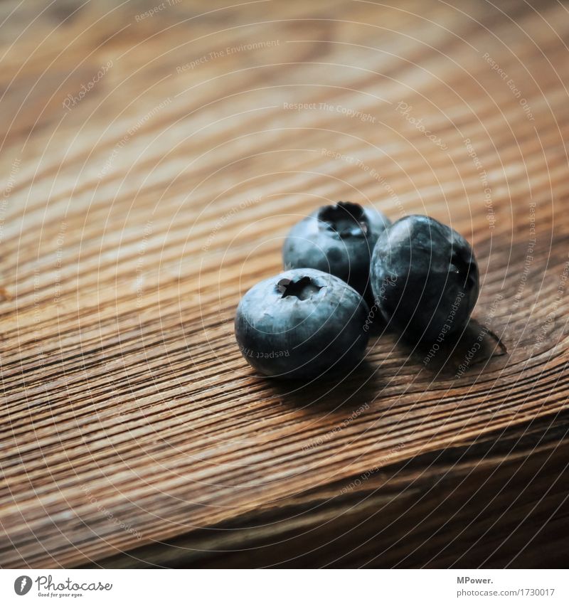 drei blaubeeren Lebensmittel Frucht Ernährung Getränk genießen Blaubeeren Holztisch Holzbrett 3 Beeren Vegane Ernährung Vegetarische Ernährung vitaminreich