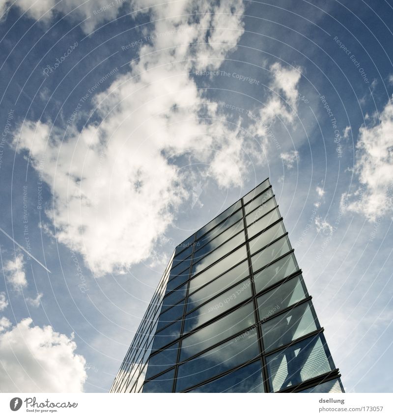 Wolkenkratzer mit Glasfassade bei strahlendem Wetter Farbfoto Außenaufnahme Menschenleer Textfreiraum oben Tag Kontrast Reflexion & Spiegelung Sonnenlicht