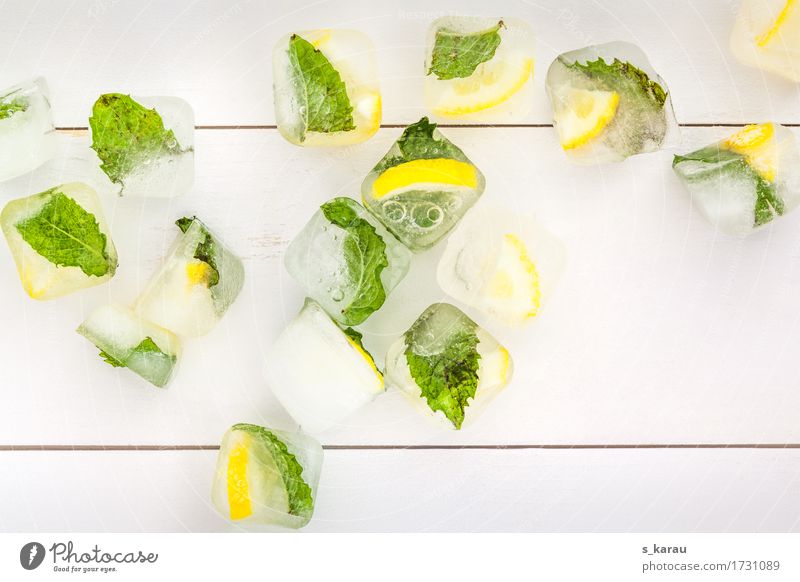 Sommer Eiswürfel Hintergrundbild Textfreiraum eis Minze Zitrone gelb grün Blatt Jahreszeiten kalt kühlen Erfrischung Wärme Getränk Geschmackssinn Lifestyle