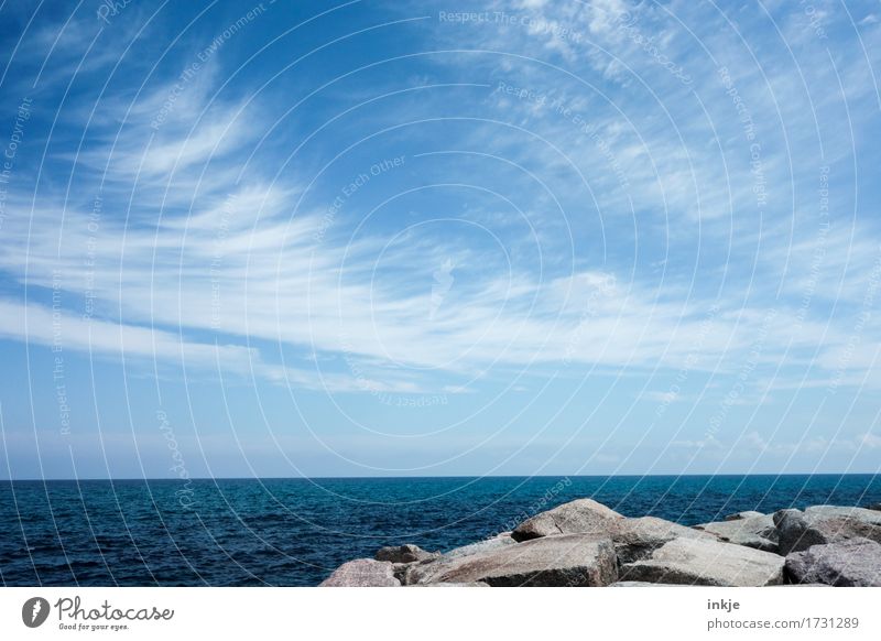 eine lange Weile am Meer Umwelt Wasser Himmel Horizont Sommer Schönes Wetter Küste Stein blau Ferne Wolkenbild Felsen ruhig Farbfoto Außenaufnahme Menschenleer