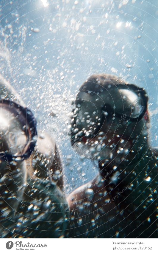 Ab geht's zu den Fischen Farbfoto Unterwasseraufnahme Tag Sonnenlicht Mensch maskulin 2 Natur Wasser Sommer Wellen Meer Schwimmen & Baden Bewegung tauchen