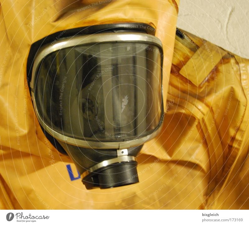Im Bunker II Farbfoto Innenaufnahme Kunstlicht Kopf 1 Mensch Schutzbekleidung Schutzmaske Schutzanzug Atemschutzmaske Kunststoff bedrohlich gelb gefährlich