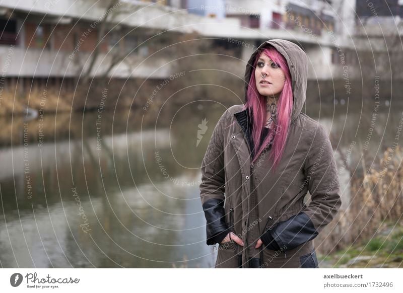Frau mit rosa Haaren in düsterer Umgebung Lifestyle Mensch Junge Frau Jugendliche Erwachsene 1 18-30 Jahre Subkultur Punk Flussufer Stadt Menschenleer Tattoo