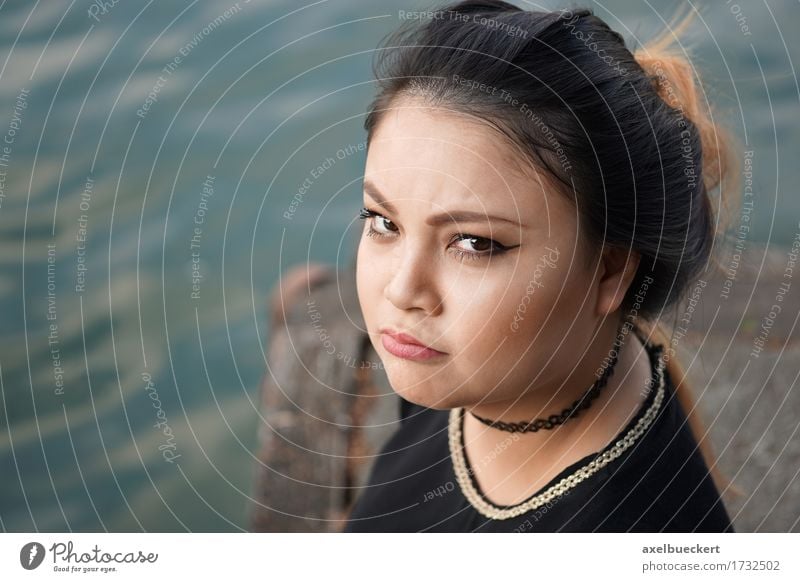 mürrische junge asiatische Frau Mensch feminin Junge Frau Jugendliche Erwachsene 1 18-30 Jahre See Fluss Gefühle Stimmung Ärger gereizt Frustration verärgert