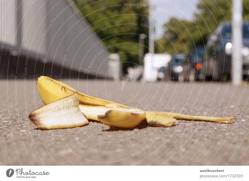 verworfene Bananenschale auf dem Bürgersteig Stadt Fußgänger Straße Vorsicht Versicherung Fußweg Boden abgeworfen Textfreiraum Unfall Risiko Rutschgefahr