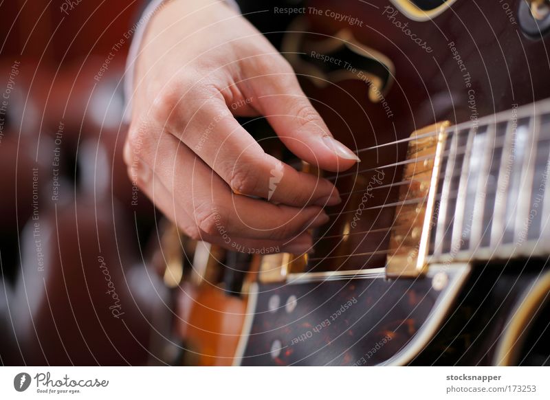 Gitarrenauswahl Gitarrenspieler Hand Finger Fingersatz Kommissionierung Hacke gepflückt Jazz Instrument Musik Klang Saite Genauigkeit Nahaufnahme