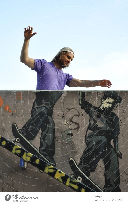 Skater Farbfoto Außenaufnahme Textfreiraum oben Lifestyle Skateboarding Mensch maskulin Jugendliche Erwachsene 1 18-30 Jahre Mauer Wand Graffiti fahren