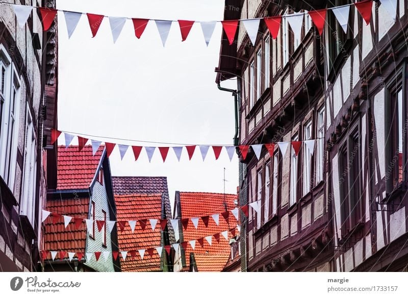 AST 9 | Heute wird gefeiert! Fachwerkhäuser geschmückt mit weiß roten Fahnen Dorf Kleinstadt Stadt Stadtzentrum Altstadt Fußgängerzone Haus Einfamilienhaus