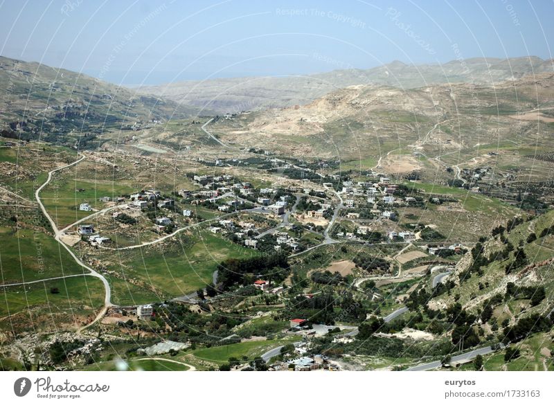 Kerak / Jordanien Umwelt Landschaft Himmel Frühling Sommer Klima Klimawandel Wetter Schönes Wetter Dorf Kleinstadt bevölkert bauen wandern Tourismus Olivenernte